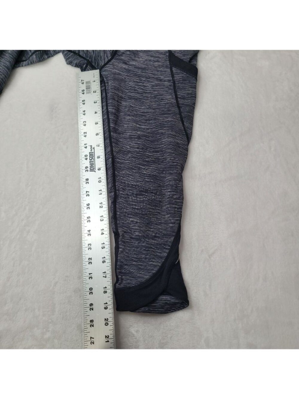 Lululemon Women's Black & Gray Cropped Leggings With Side Pockets Size 6 - Picture 9 of 10